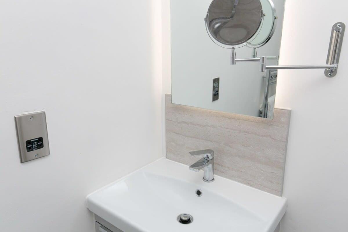 Stunning 2 Bedroom Apartment In 월러시 외부 사진