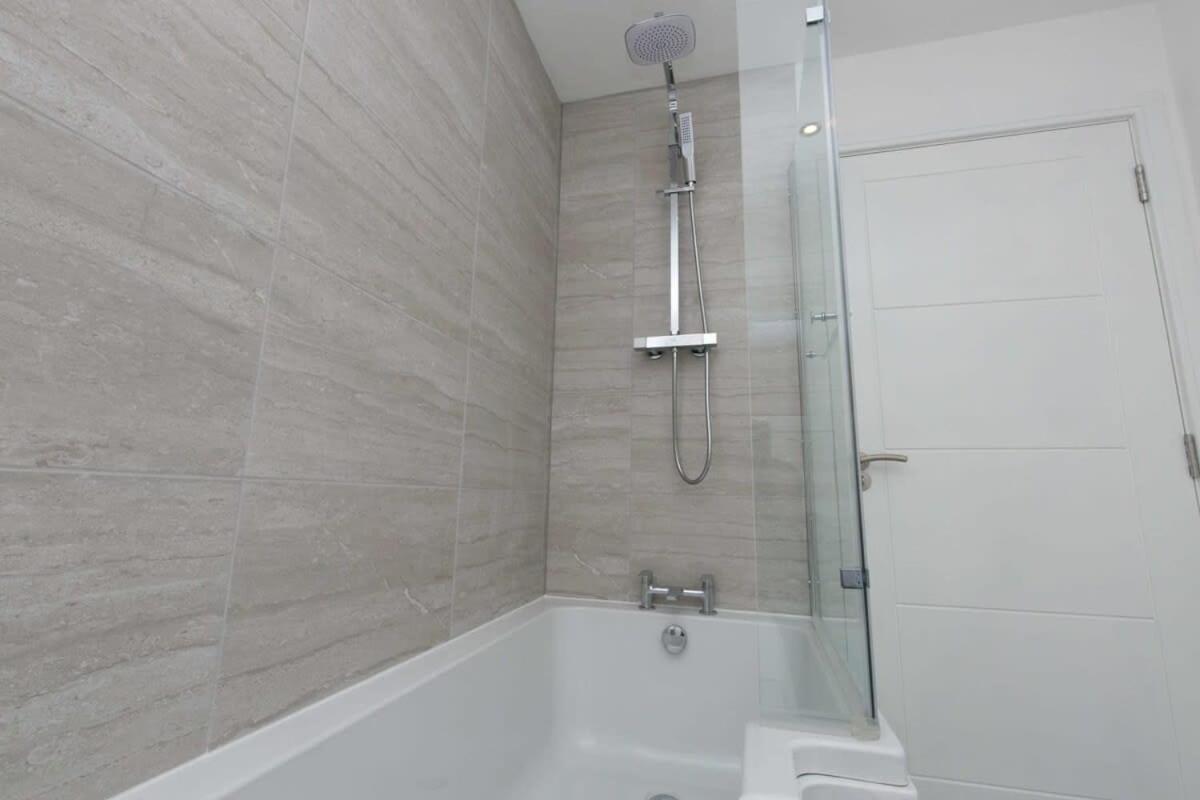 Stunning 2 Bedroom Apartment In 월러시 외부 사진